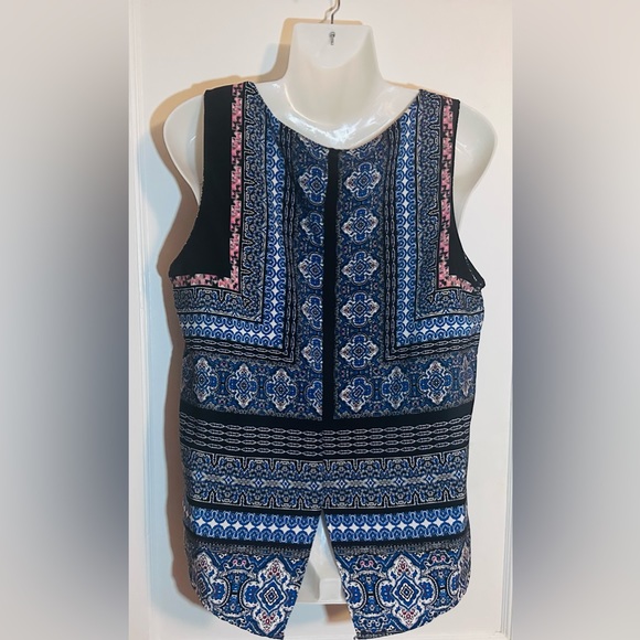 Sleeveless Patterned Top - Picture 2 of 4